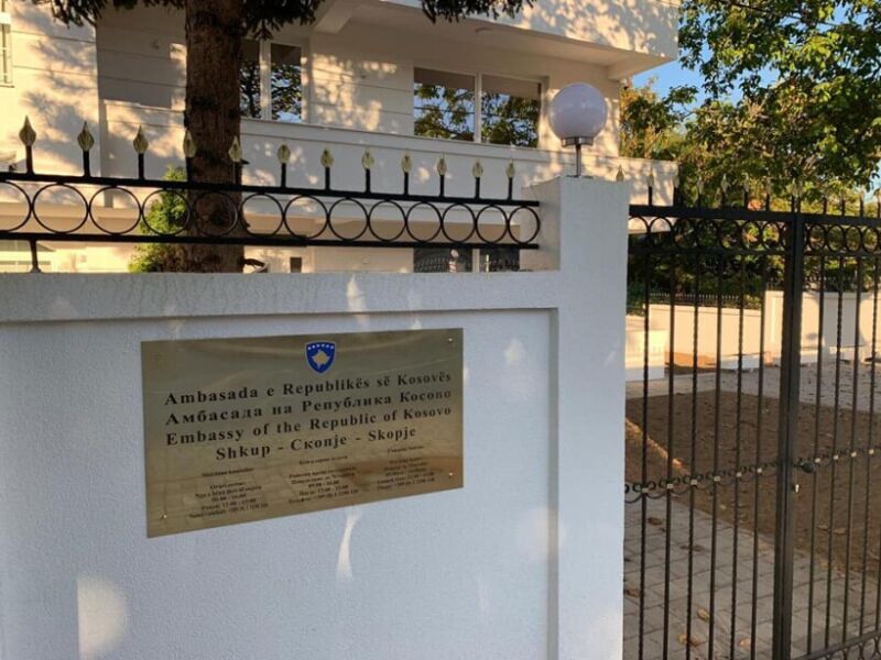 Nga një person kërcënohet ambasada e Kosovës në Shkup