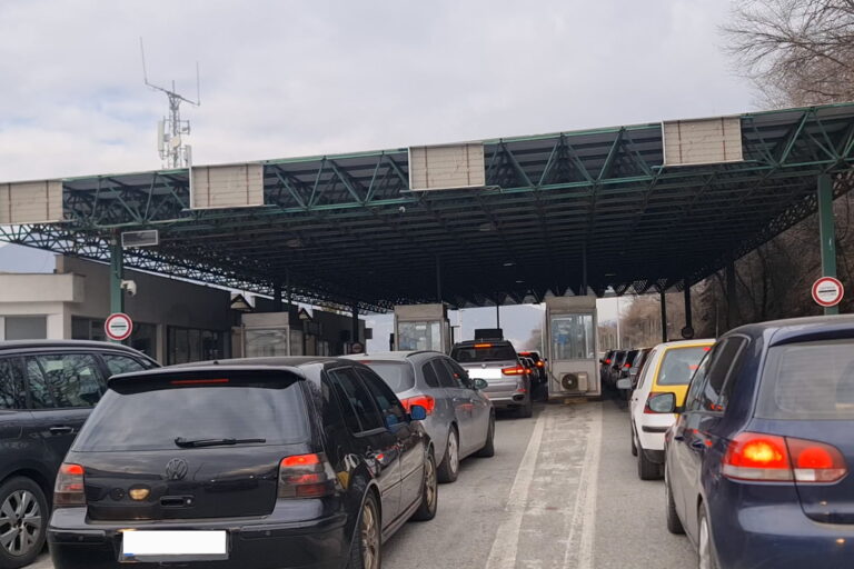 Kosova s’bën problem për emrin e vjetër në dokumente, në kufirin e Bllacës mund të kalohet pa targa NMK