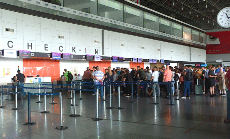 Burrë e grua rrihen në “Aeroportin e Shkupit”, policia i arreston të dytë