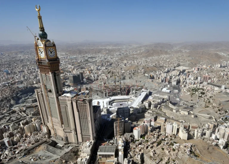 Ora më e madhe në botë qëndron në kullën e katërt më të lartë të botës në Arabinë Saudite