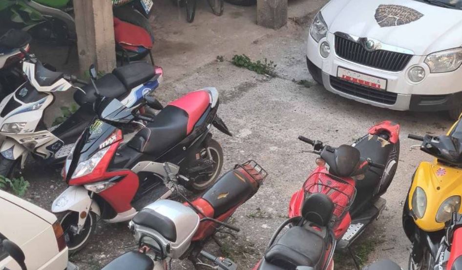 Parkingu i policisë mbushet me motoçikleta  Për 24 orë në territorin e Maqedonisë janë dënuar 30 motoçiklistë