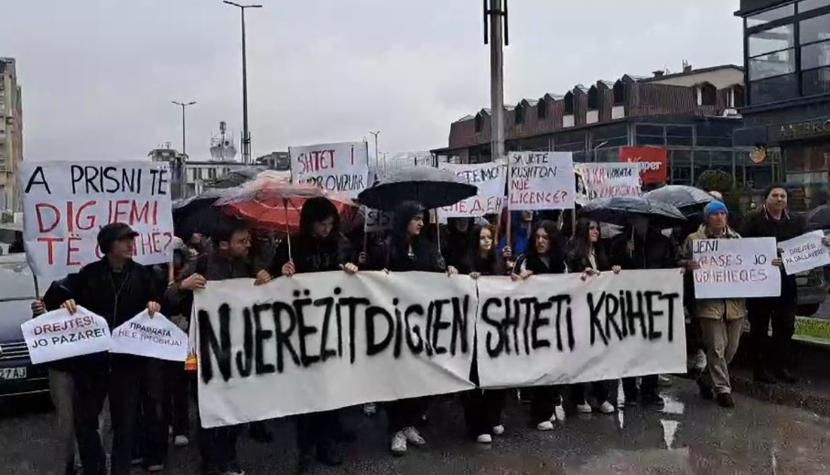 As shiu nuk i ndal tetovarët  Në sheshin  Iliria  protestohet kundër korrupsionit që vret