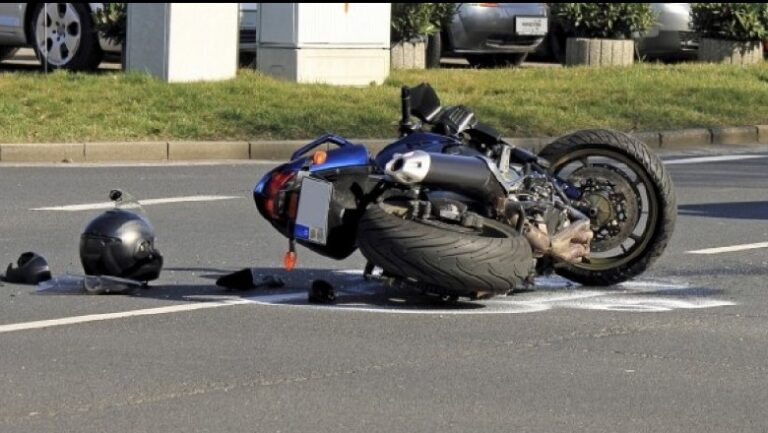 Motori përplaset me veturën në Dobrosht, lëndohen dy persona