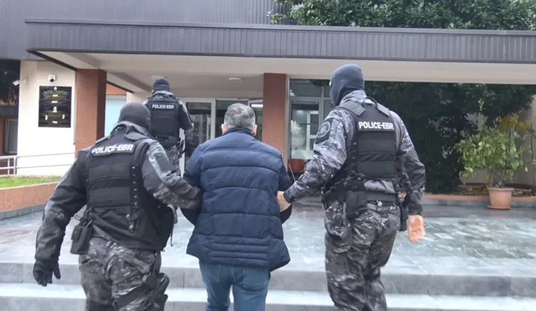 Policia shkoi për kontroll për shkak të një grabitjeje, por gjeti “pluhur të bardhë” – arrestohet gostivarasi