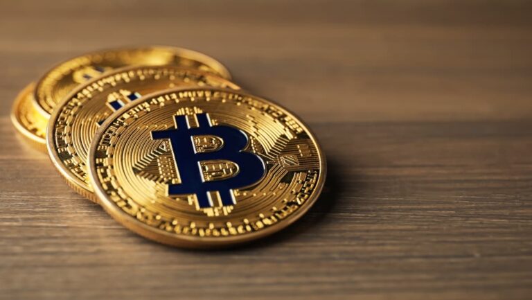 Bitcoin bie nën 67 mijë dollarë, një nga rëniet më të mëdha që nga fundi i 2024