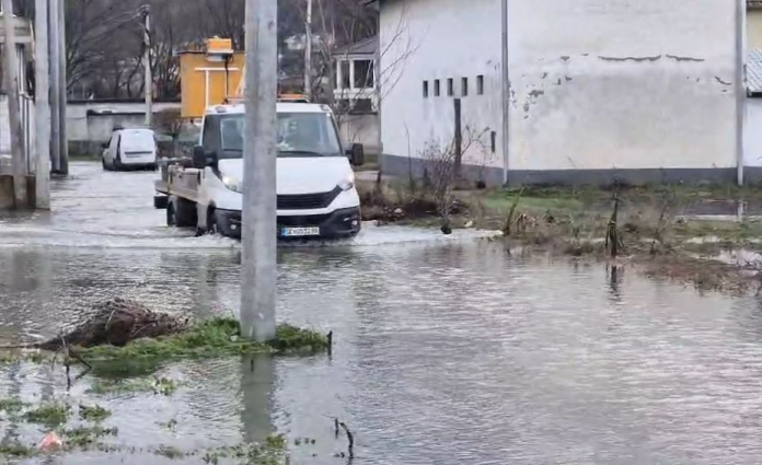 Përmbytje në Strimnicë, shtëpitë vërshohen nga uji