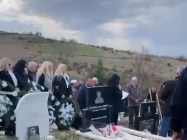 “Ti ishe urtësia”, Motrat Mustafa mes lotëve i japin lamtumirën e fundit babait të tyre