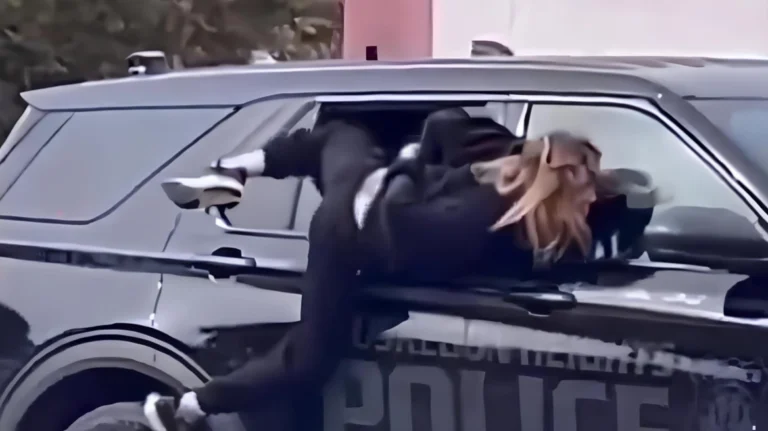 Arratisje spektakolare: Gruaja me pranga në duar largohet nga dritarja e makinës së policisë (Video)
