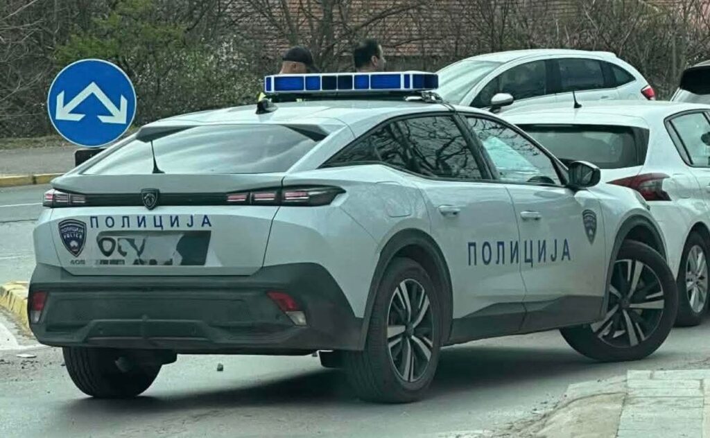 56-vjecari-nga-gostivari-pa-leje-te-vozitjes-aksidentohet-me-veturen-e-policise-ne-tetove