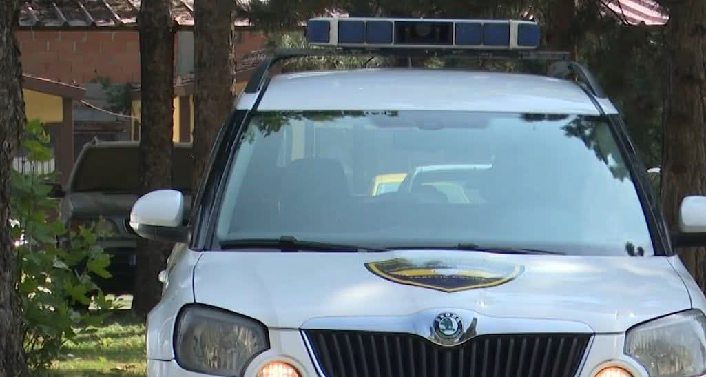 gostivarasi-agresiv-i-del-perpara-gruas-dhe-e-ndjek-ne-mes-te-dites