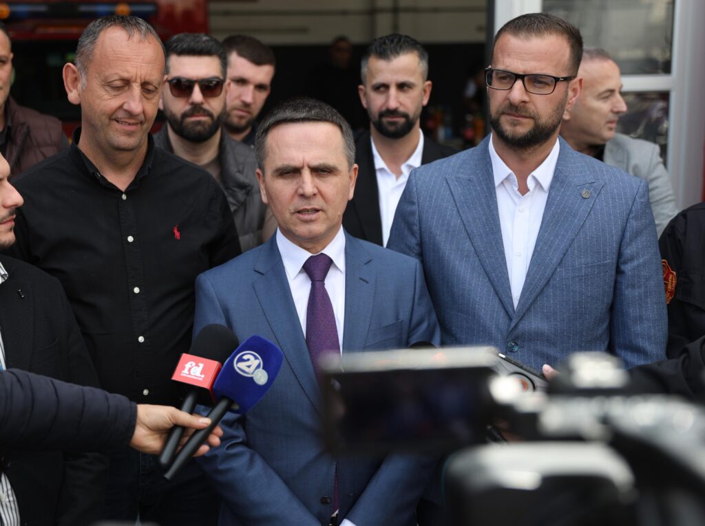 kasami-ironizon-letren-e-ahmetit-degjova-se-nje-e-ka-nisur-per-ne-hene