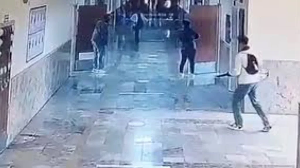 Sulmi i armatosur në një shkollë në Turqi  publikohen pamjet kur autori qëllon pa mëshirë   nxënësit vrapojnë të tmerruar nëpër klasa