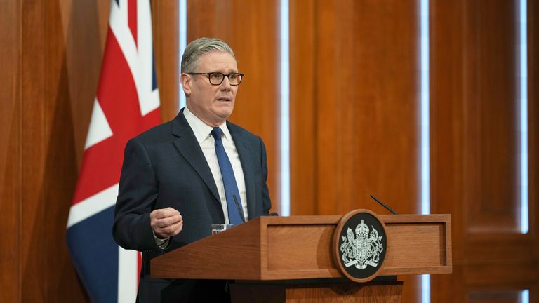 skandali-me-lidhjet-e-epstein-trondit-qeverine-britanike-opozita-kerkon-doreheqjen-e-starmer