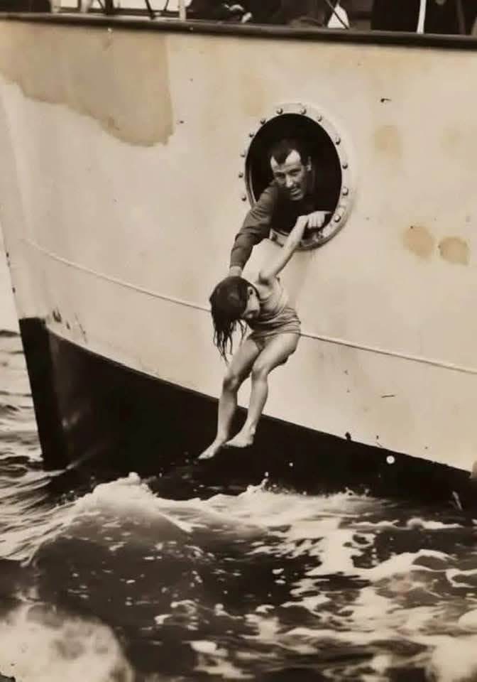 nje-baba-qe-hodhi-te-bijen-ne-oqean-per-t-i-shpetuar-jeten