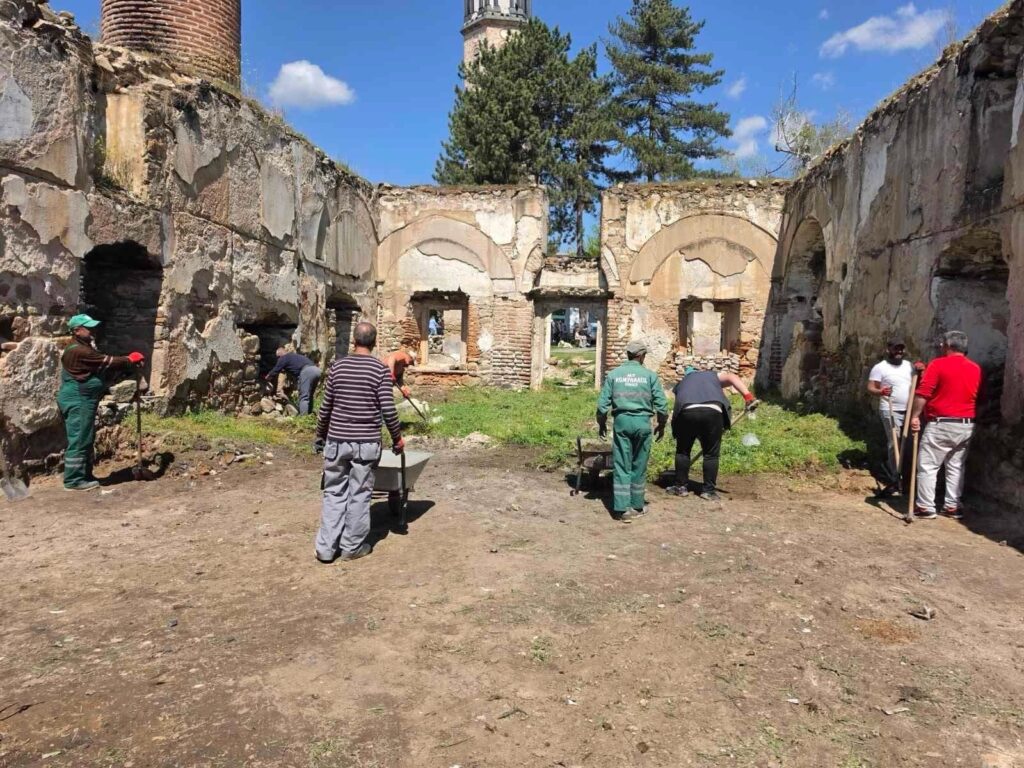 pastrohet-xhamia-ne-qender-te-prilepit-apel-per-ruajtjen-e-trashegimise-kulturore