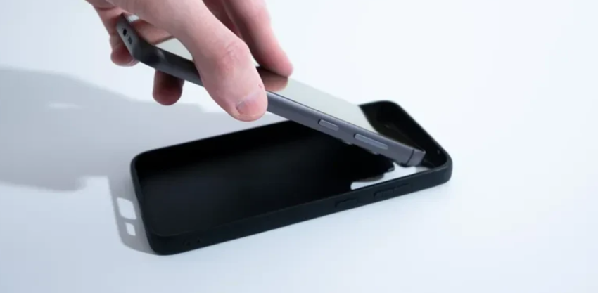 pse-duhet-ta-hiqni-masken-nga-telefoni-gjate-karikimit-te-baterise