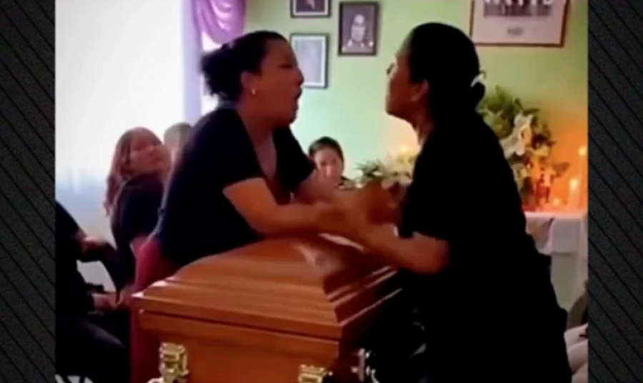  Dashuria ime do më mungosh   Moment shokues në funeral  dy gra rrihen për të ndjerin  VIDEO 
