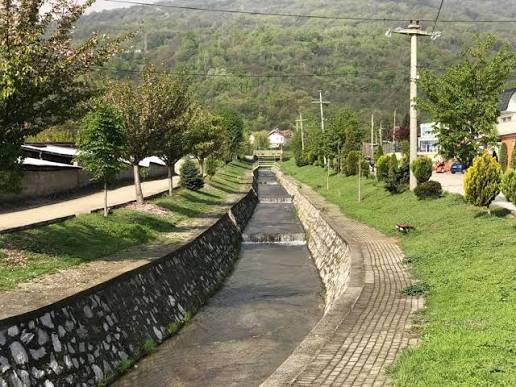Uzurpim prone në Kamjan  Bllokohet rruga me mur betoni në tokë shtetërore