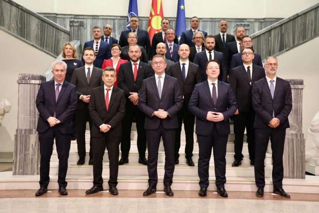 pagat-e-ministrave-nuk-duhet-te-jene-me-te-uleta-se-10-000-mije-euro
