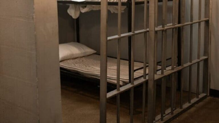 Arrestohet 63-vjeçari në Tetovë me urdhër gjykate, dërgohet në Burgun e Tetovës për vuajtjen e dënimit