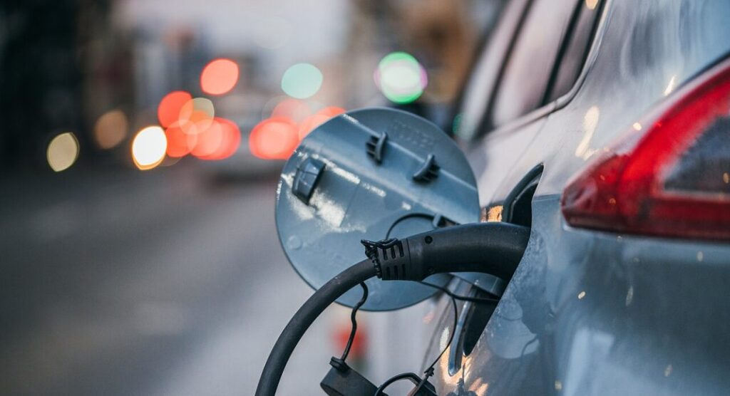 paniku-i-200-miliarde-eurove-si-po-perpiqet-evropa-me-deshperim-te-dale-nga-kurthi-i-automjeteve-elektrike