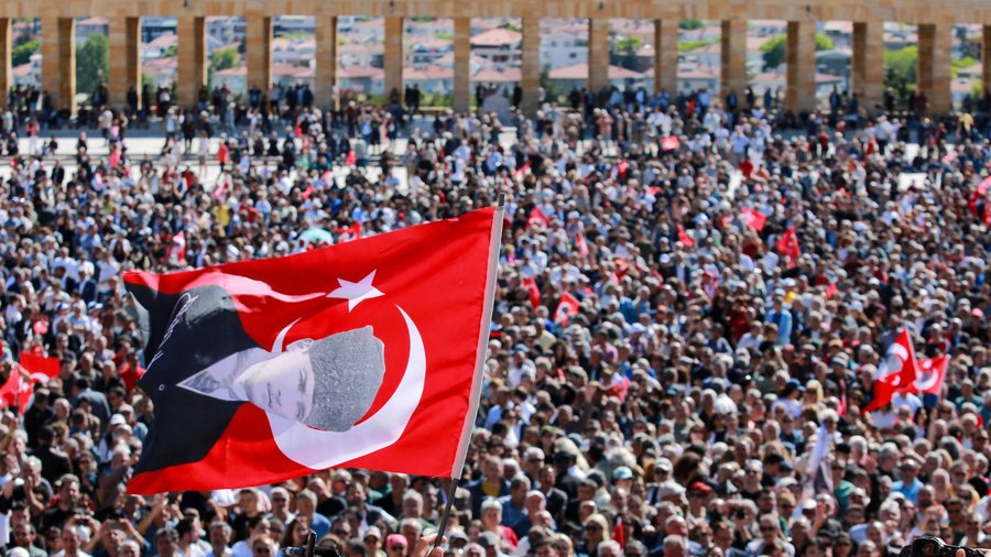 shfaqje-force-nga-lideri-i-opozites-turke-tubim-masiv-ne-ankara
