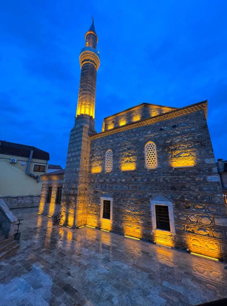dikena-xhamia-e-haxhi-mahmud-beut-ne-manastir-u-rikthye-nga-heshtja-pas-nje-shekulli