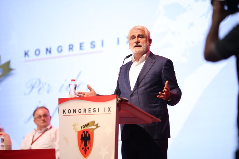 Thaçi thirrje shqiptarëve: Nëse partitë tuaja s’kanë kauzë, shkoni te ato maqedonase