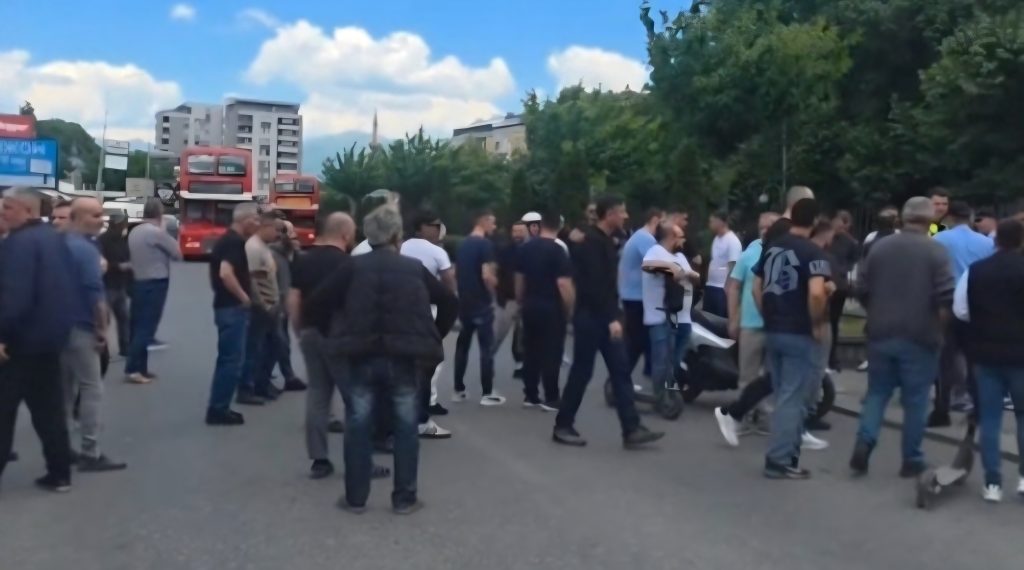 deshton-mbyllja-e-vendkalimit-ilegal-ne-bit-pazar-protesta-dhe-bllokim-i-rruges-nderhyn-policia