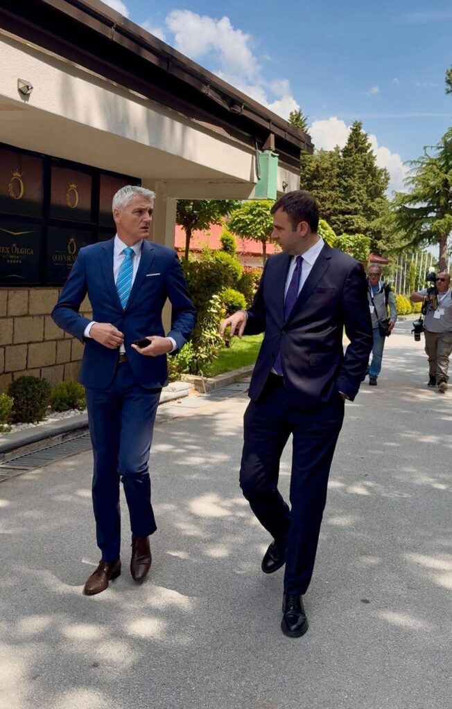Latifi nga MEPSO dhe Kolak nga KONÇAR inspektojnë nënstacionin 400 kV në Ohër  pjesë e projektit për lidhjen me Shqipërinë