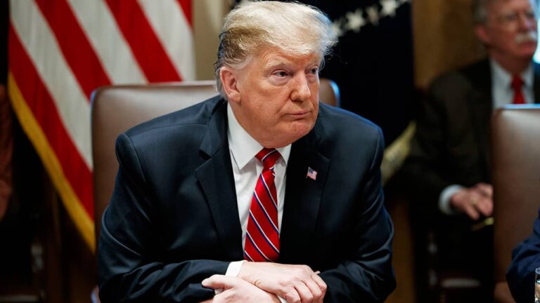 Trump: Zelensky është më i vështirë për marrëveshje se Putini, sulmet ndaj rafinerive po rrisin çmimet e naftës