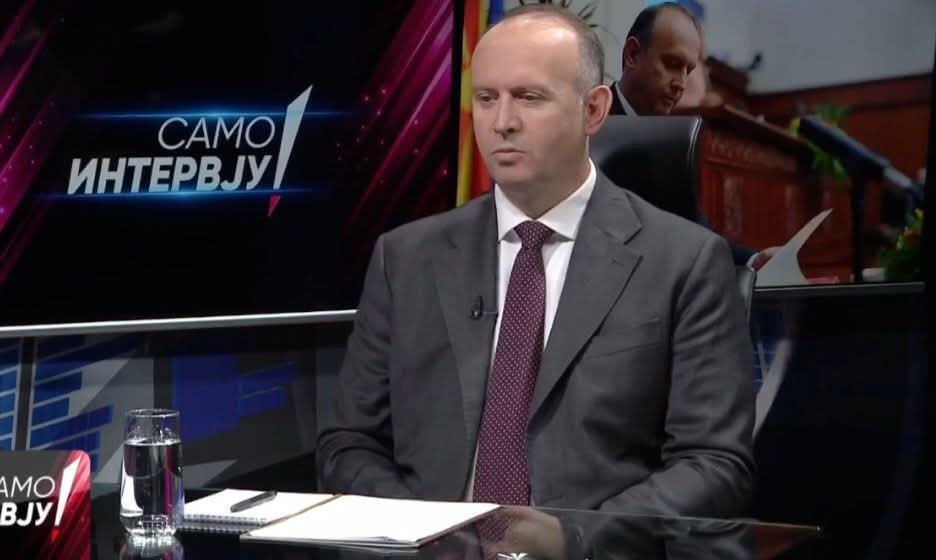 gashi-jam-per-lista-te-hapura-por-kjo-varet-nga-shume-faktore