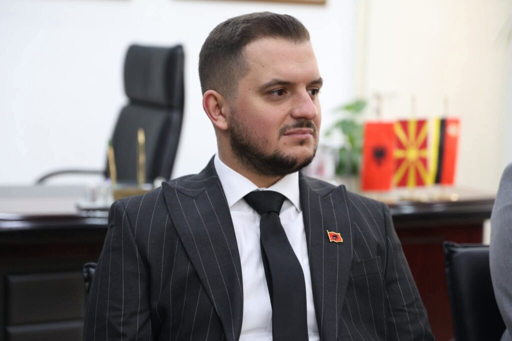 Qamili  Vendimi i vitit 2007 për emrat e rrugëve ishte gjysmak  tani po e zgjidhim sipas ligjit