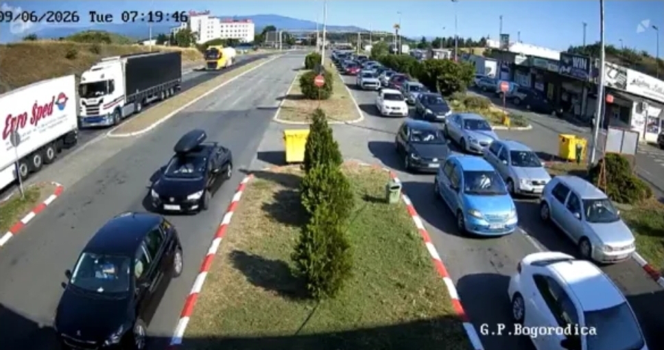kaos-ne-pikat-kufitare-me-greqi-sistemi-i-ri-i-be-se-sjell-pritje-me-ore-te-tera-dhe-nervozizem-per-turistet