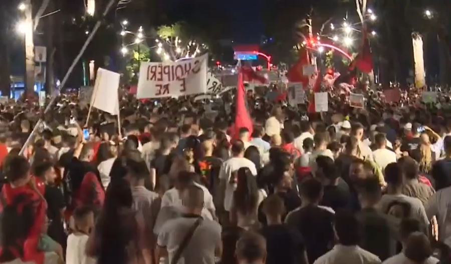  Jepe dorëheqjen    Ju erdhi fundi   Revolta nuk ndalet  nis marshimi nëpër rrugët e Tiranës
