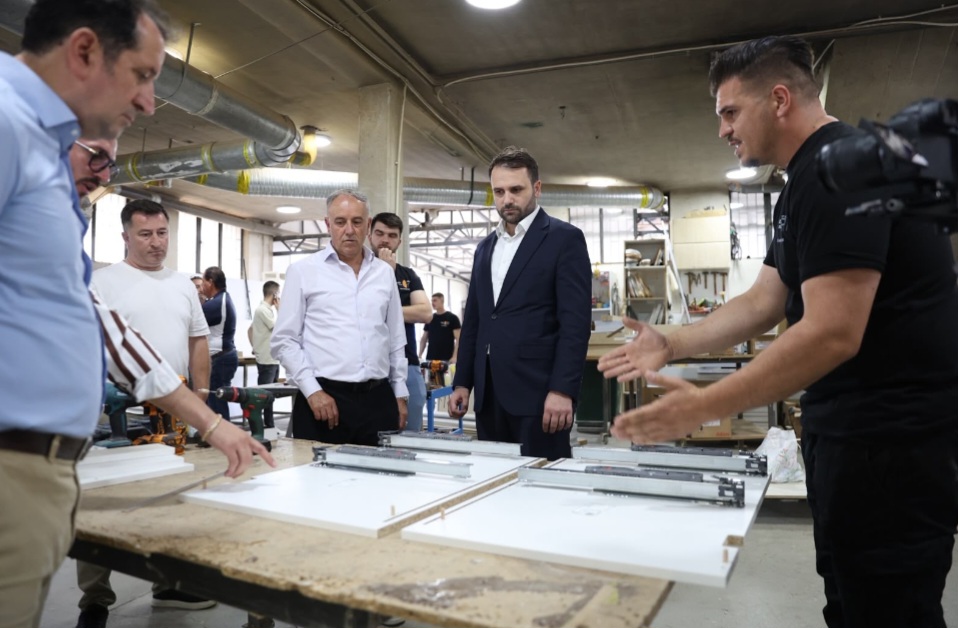 Ministri Durmishi viziton bizneset në Strugë  prezanton mundësitë për mbështetje financiare të investimeve