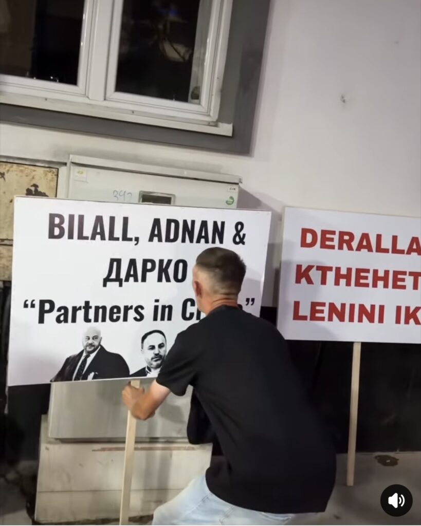 Marshi protestues në Tetovë përfundon para Komunës së Tetovës, vendosen pankartat me mesazhe simbolike