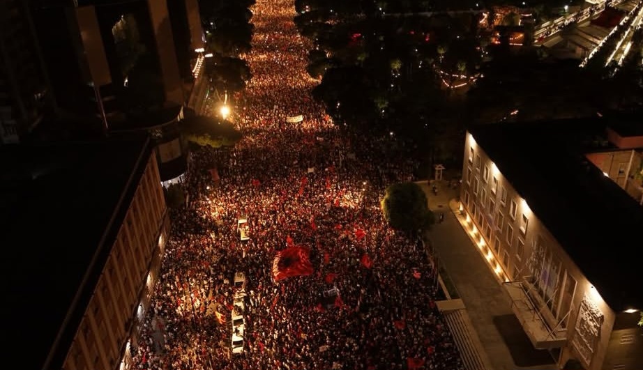 Kur vijnë me euro janë vëllezër, kur vijnë me pankarta janë të huaj