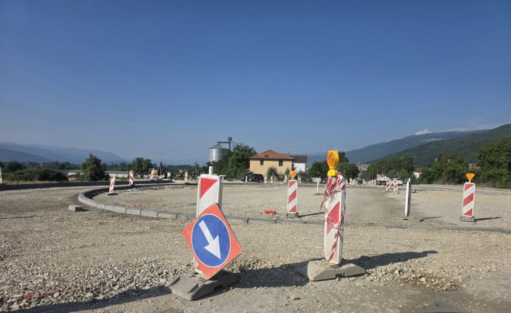 Rreth-rrotullimi i madh, hapësira për kalim e vogël, ankesa për projektin në Neproshten