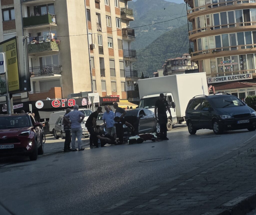 i-mituri-me-motor-elektrik-goditet-nga-nje-veture-ne-tetove