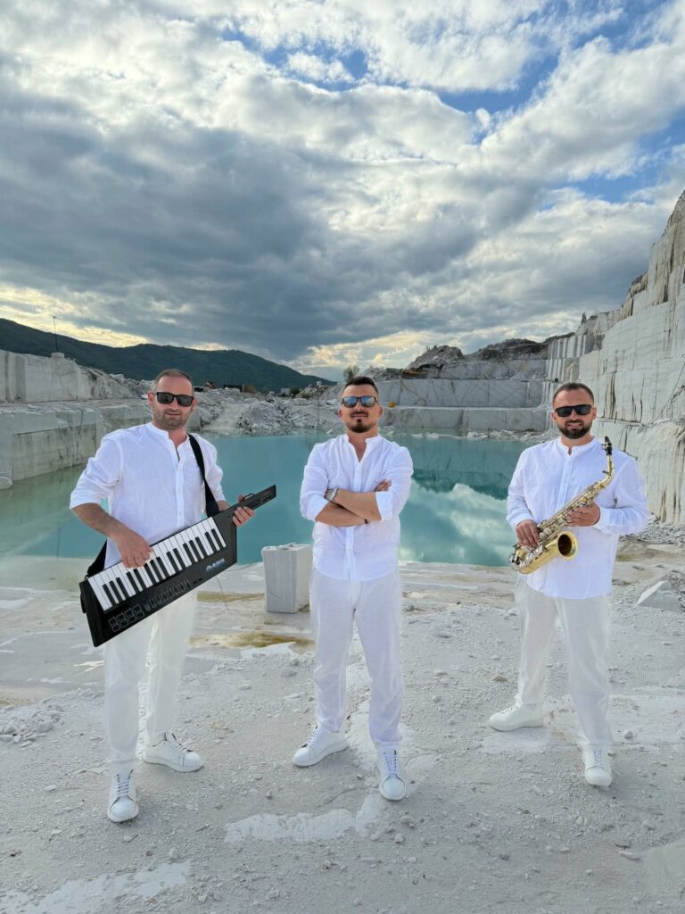 Besir Ismaili & Ahengu Band publikojnë projektin e ri veror “N’dashni kom ra” (Video)