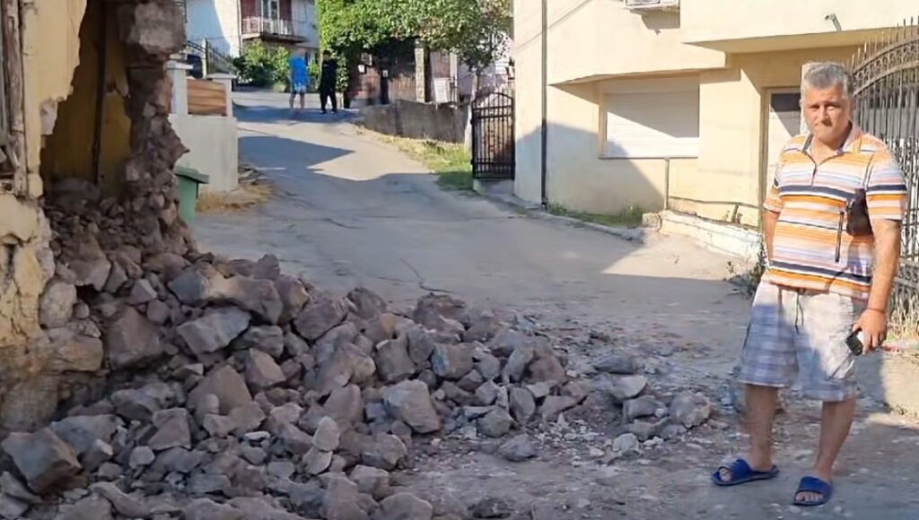 Incident i pazakontë në Maqedoni: Eskavatori goditi shtëpinë ndërsa familja ishte duke fjetur