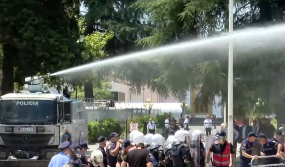 Përplasje të ashpra para Parlamentit në Shqipëri  policia shpërndan protestuesit me ujë dhe gaz lotsjellës