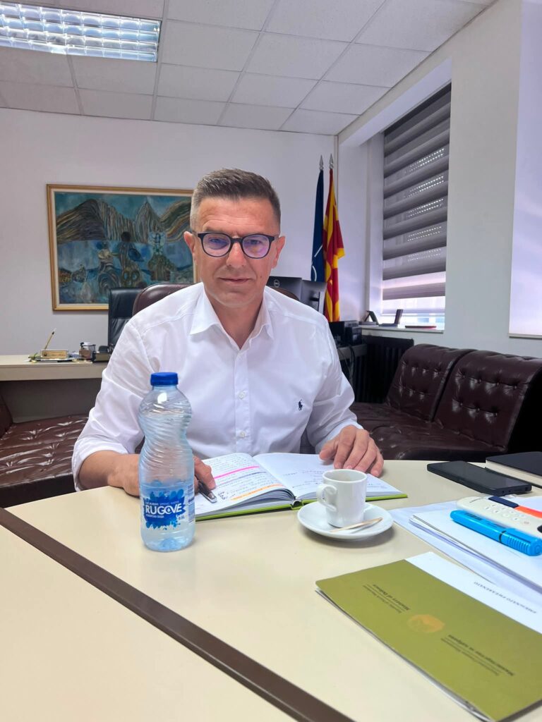 Shabani me ujë ‘Rugova’ në tavolinë: Prioritet mbetet kujdesi për ushtrinë