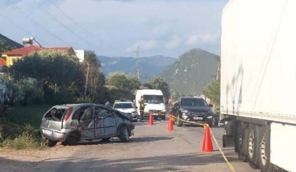 Aksident i rëndë në Elbasan Librazhd  humb jetën 19 vjeçari pasi makina del nga rruga