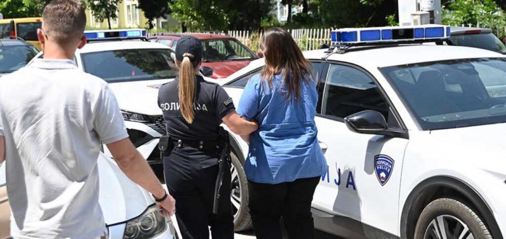 Publikohen fotografi – Drejtoresha e Ujësjellësit të Gostivarit me pranga në duar