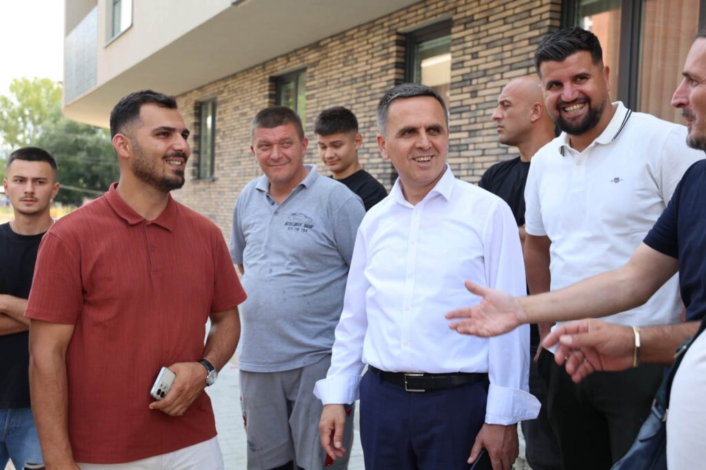 Kasami inspekton fillimin e asfaltimit në lagjen Dardania  Po e transformojmë Tetovën hap pas hapi