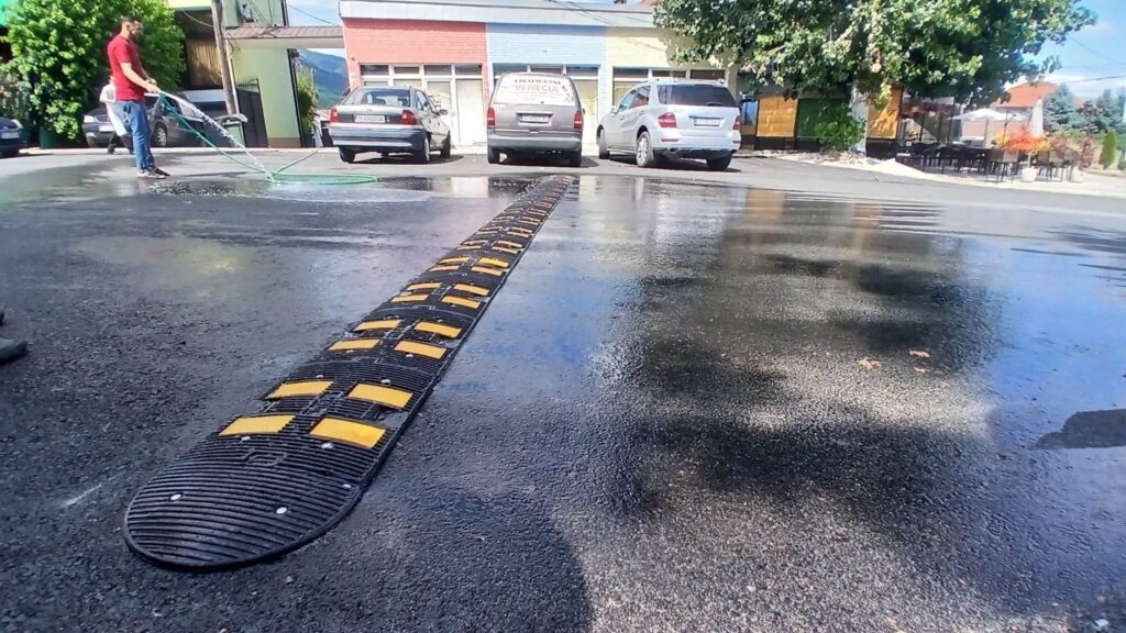 Vendosen tumbaza në rrugën e re në fshatin Xhepçisht