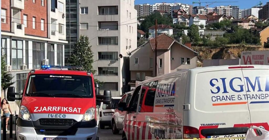 E trishtë: Vdes i riu pas rënies së kranit në Prishtinë