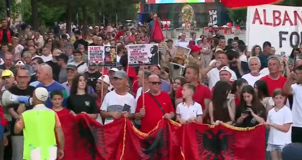 Protesta e 34 në Tiranë: qytetarët nisin marshimin drejt Kryeministrisë, kërkojnë dorëheqjen e qeverisë dhe lirimin e të arrestuarve